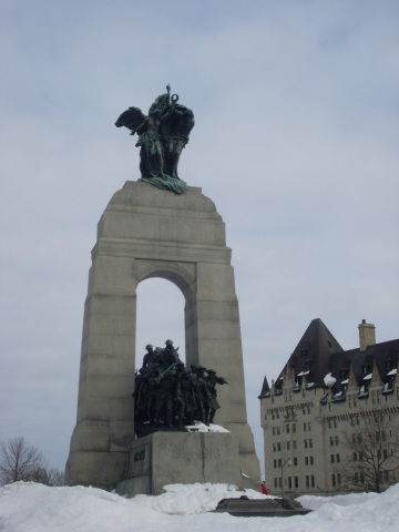 Le monument commémoratif de la guerre (et devant : la tombe du Soldat Inconnu)